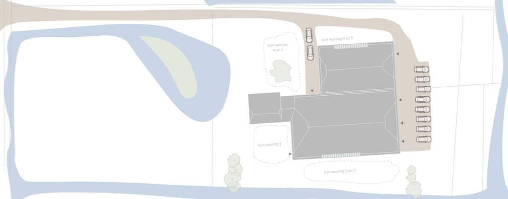 Plattegrond van het erf na herbestemming met een aantal personenauto's die naast en achter de boerderij geparkeerd staan.