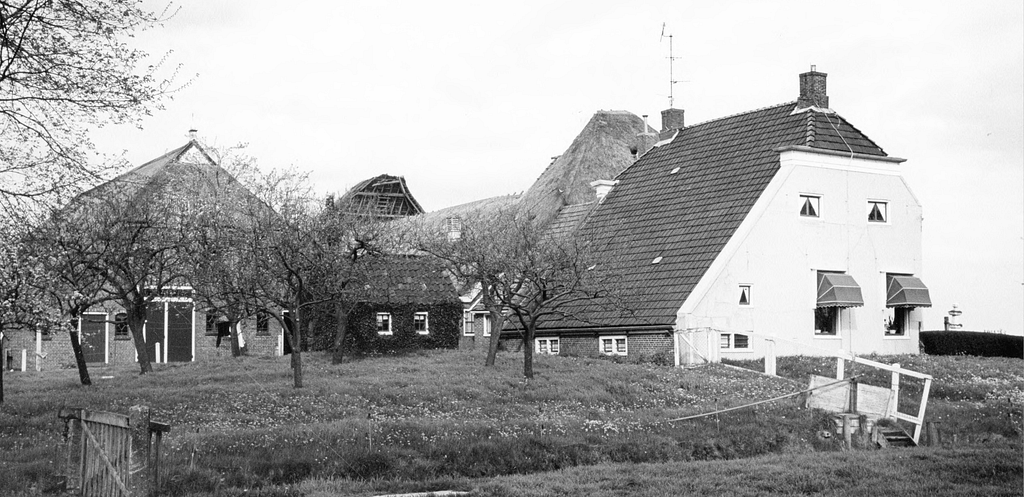 Foto van De Tackenborg waarop te zien is dat het middelste gedeelte van de grote schuur dat boven de dwarsgebinten uitstak is weggeslagen.