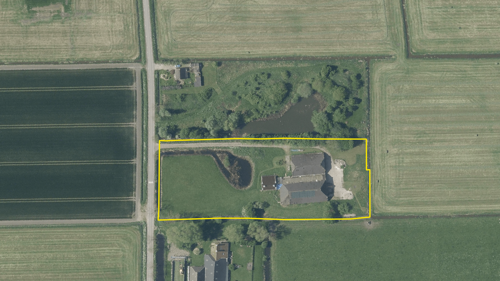 Luchtfoto waarop het perceel van De Tackenborg staat aangegeven en ook aangrenzende percelen te zien zijn.