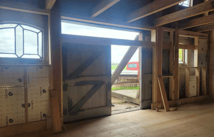 De gereconstrueerde paardenstal dient ter versterking van de achtergevel.